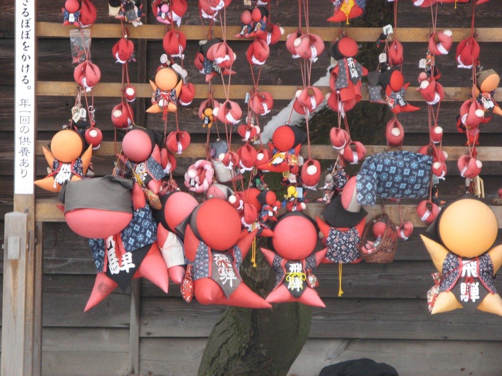 The Sarubobo or faceless dolls of Japan www.contentedtraveller.com