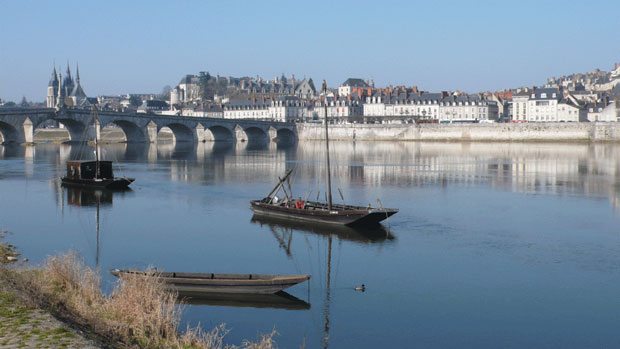 blois_with_traditional_boat