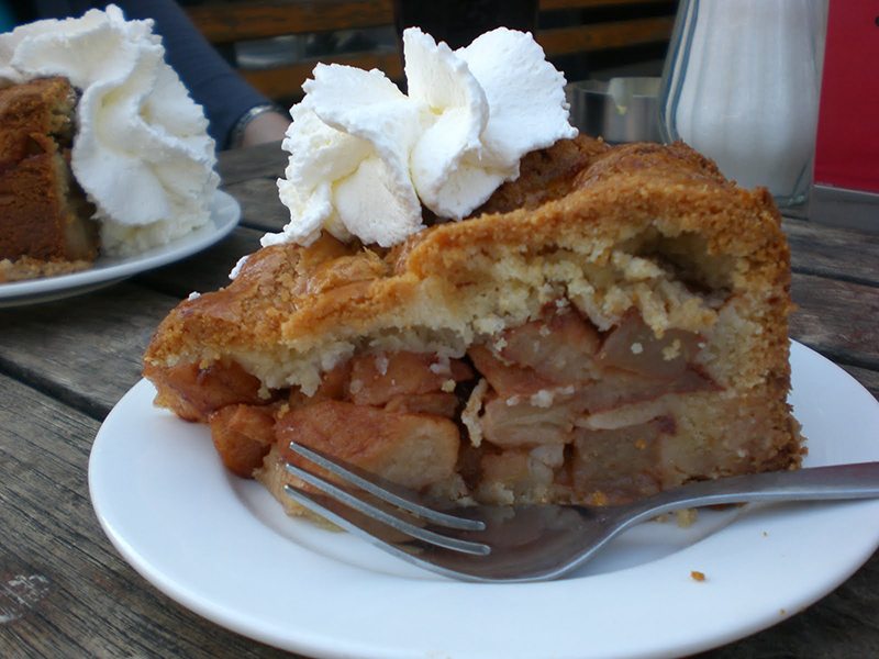 Æblekage (Delicious & Easy Apple Cake) - Skandibaking