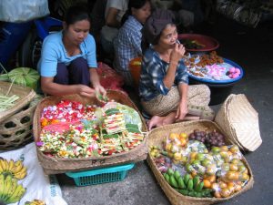 at the morning makes women sell fresh fruit and vegetables in 48-hours-ubud